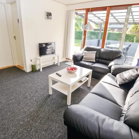 بيت للعطل Two-bedroom Holiday In *